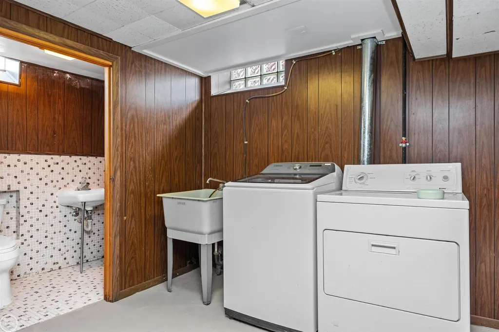 22603 Hill Street Warren City MI 48091