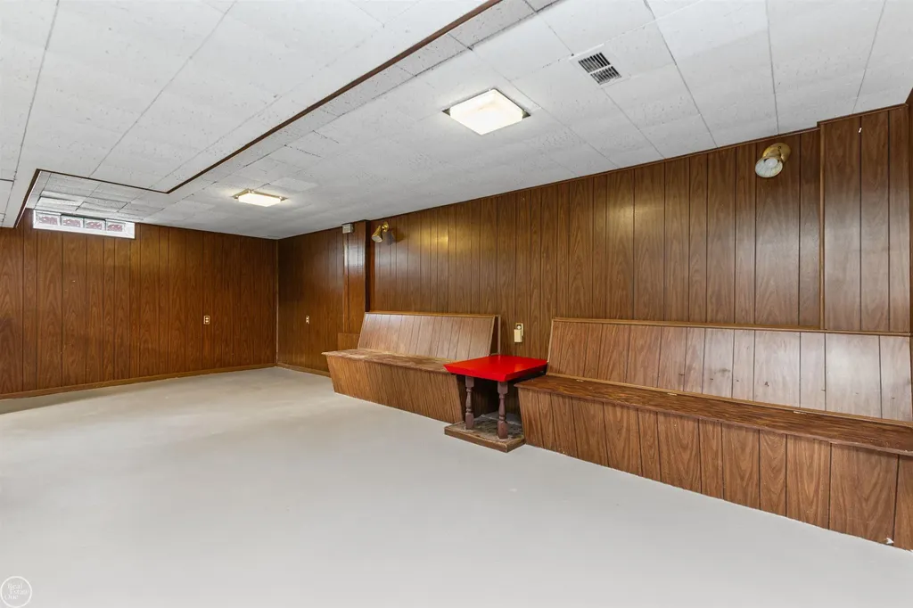 22603 Hill Street Warren City MI 48091