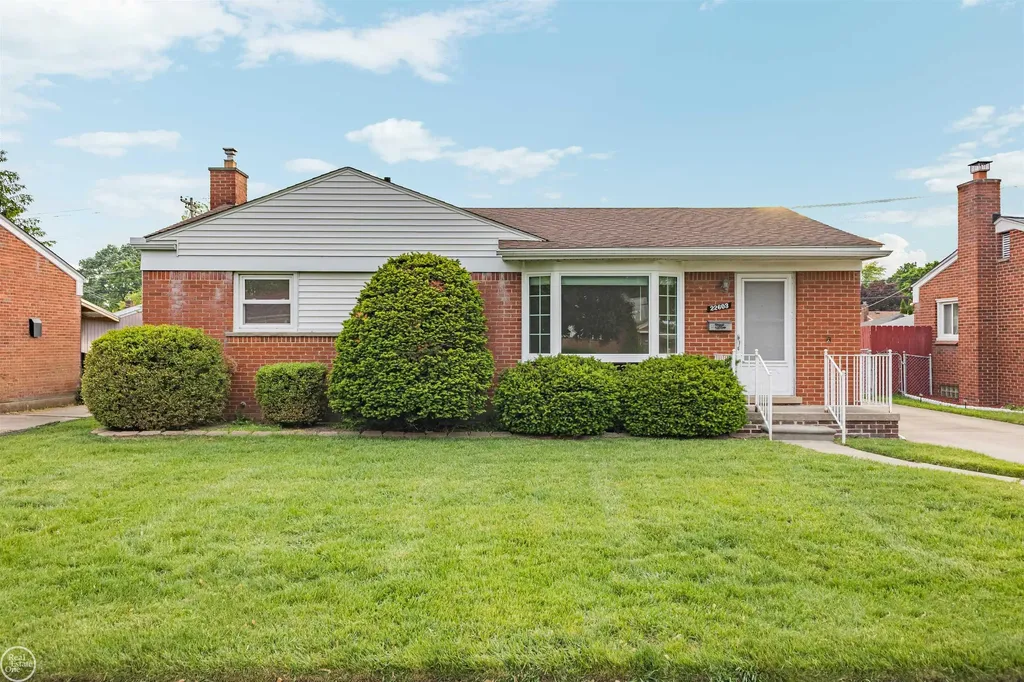 22603 Hill Street Warren City MI 48091
