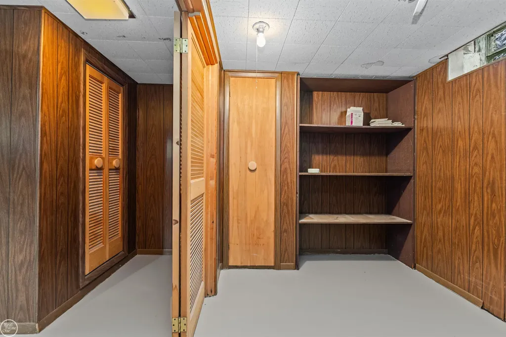 22603 Hill Street Warren City MI 48091
