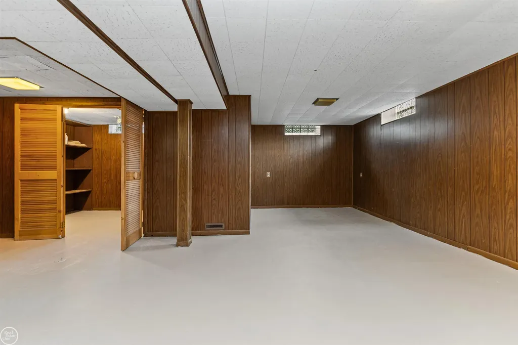 22603 Hill Street Warren City MI 48091