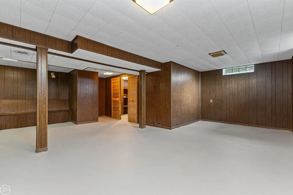 22603 Hill Street Warren City MI 48091
