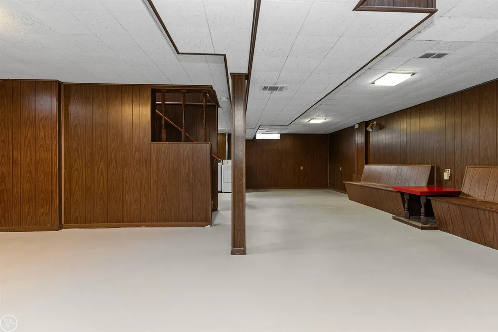 22603 Hill Street Warren City MI 48091