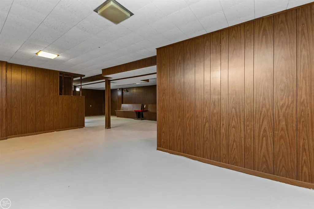 22603 Hill Street Warren City MI 48091