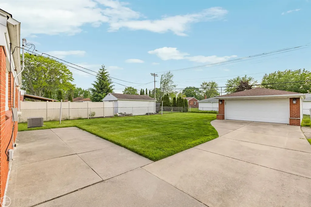 22603 Hill Street Warren City MI 48091