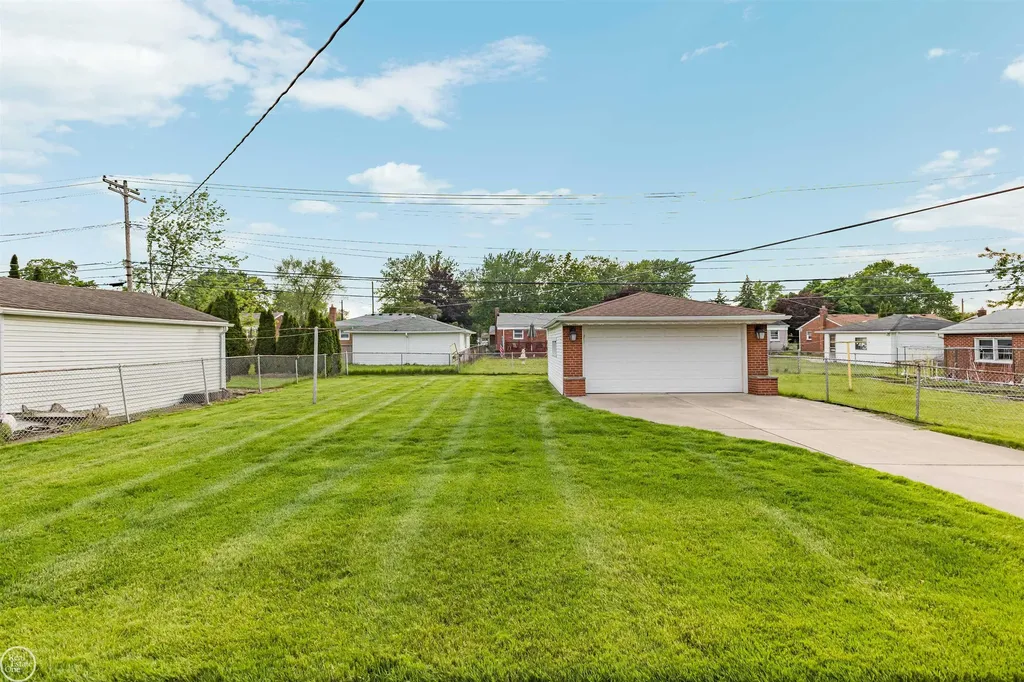 22603 Hill Street Warren City MI 48091
