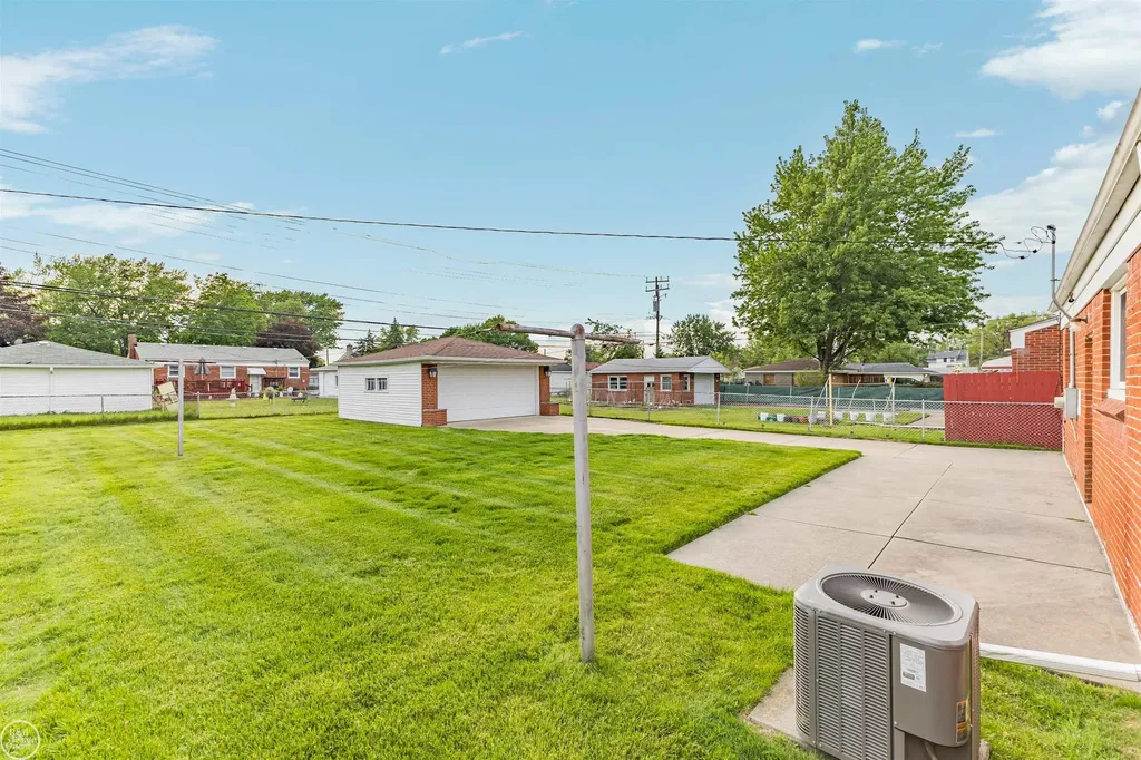 22603 Hill Street Warren City MI 48091