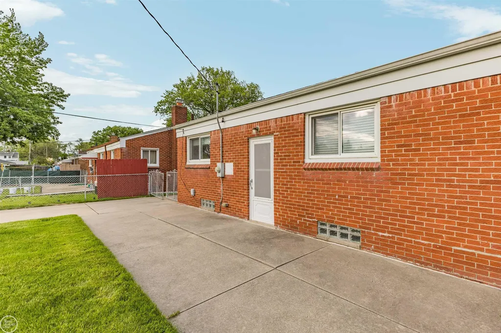 22603 Hill Street Warren City MI 48091