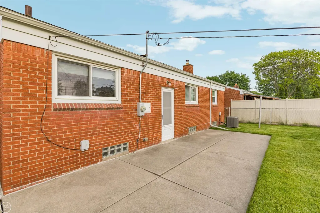 22603 Hill Street Warren City MI 48091