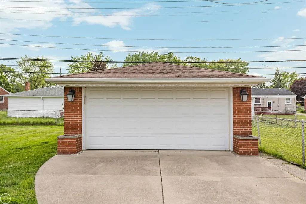 22603 Hill Street Warren City MI 48091