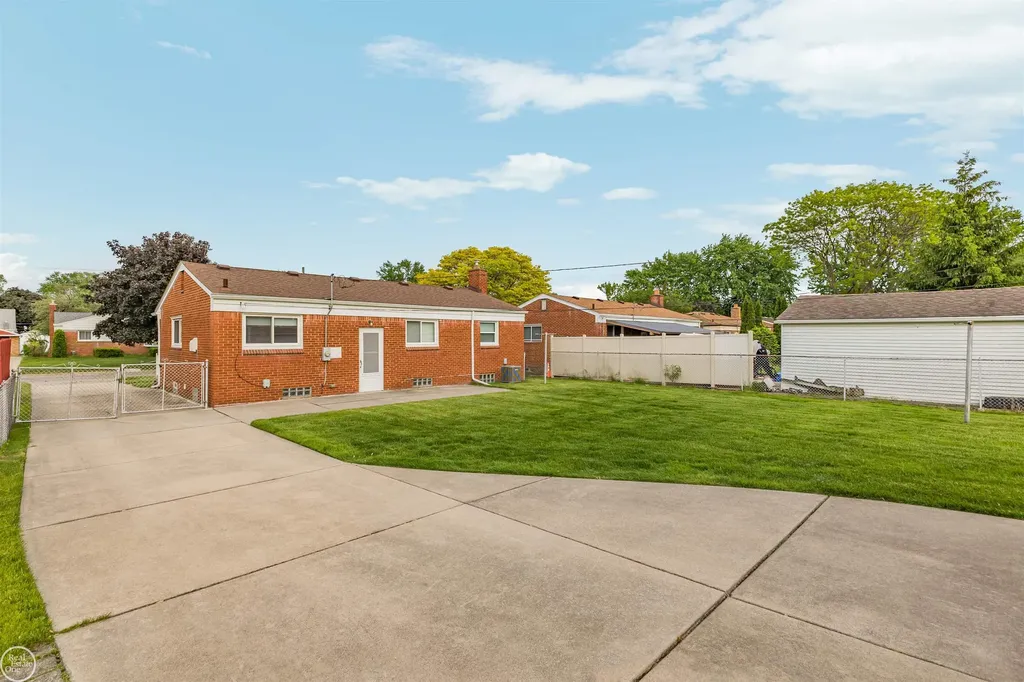 22603 Hill Street Warren City MI 48091