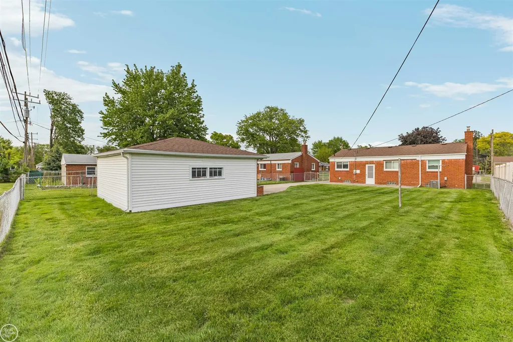 22603 Hill Street Warren City MI 48091