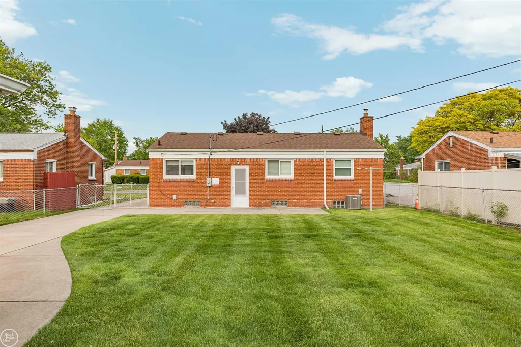 22603 Hill Street Warren City MI 48091