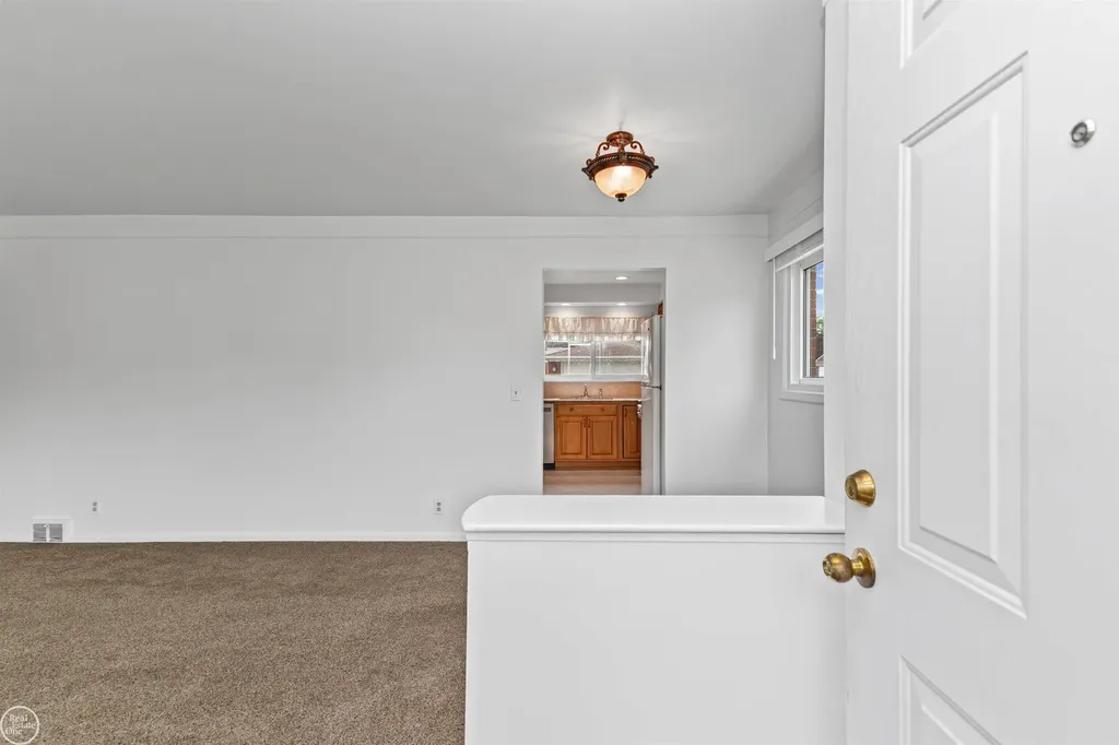 22603 Hill Street Warren City MI 48091