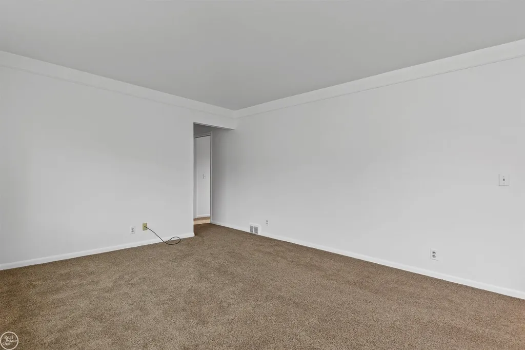 22603 Hill Street Warren City MI 48091