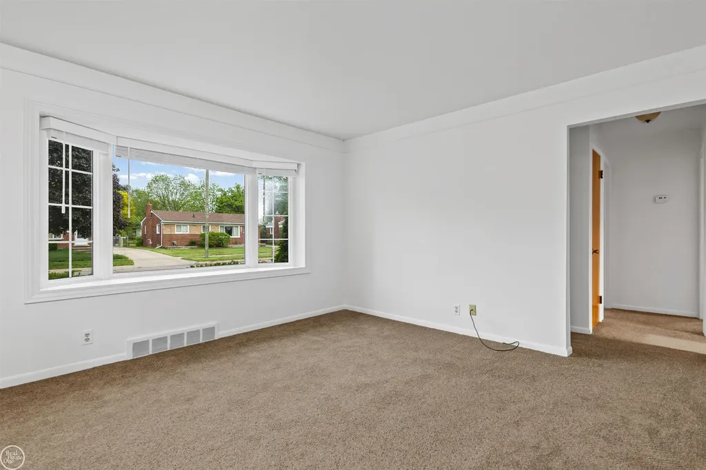 22603 Hill Street Warren City MI 48091