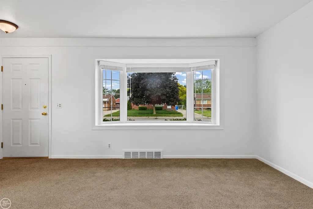 22603 Hill Street Warren City MI 48091