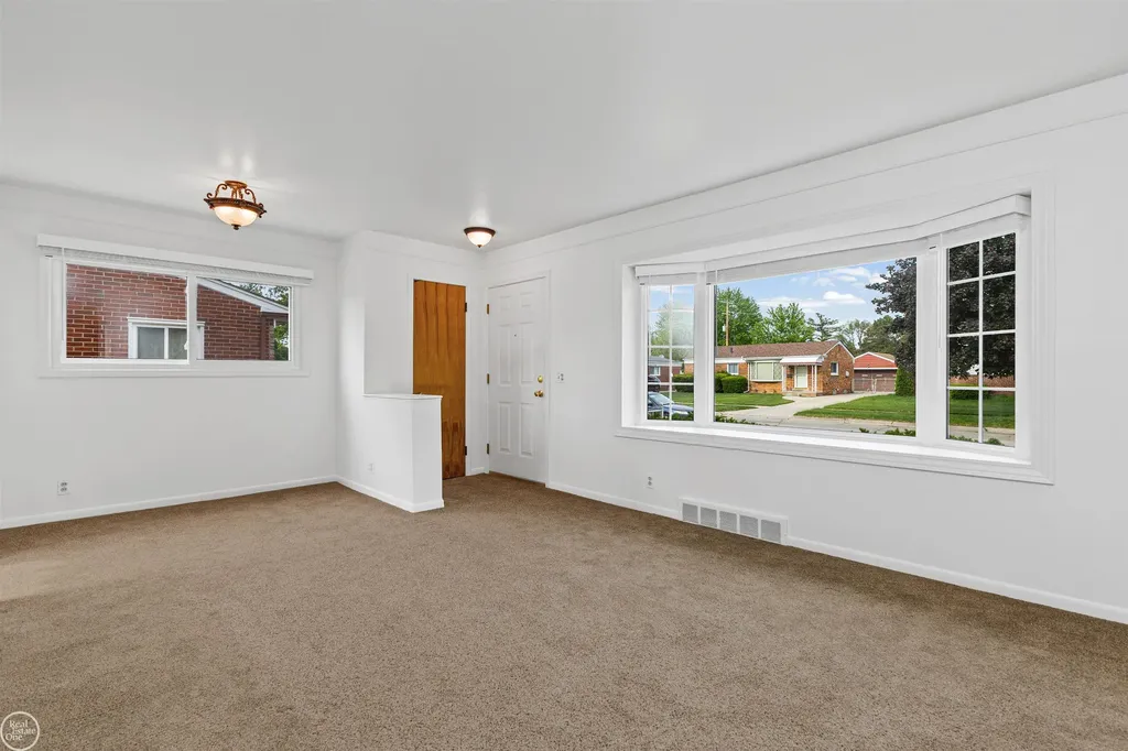 22603 Hill Street Warren City MI 48091
