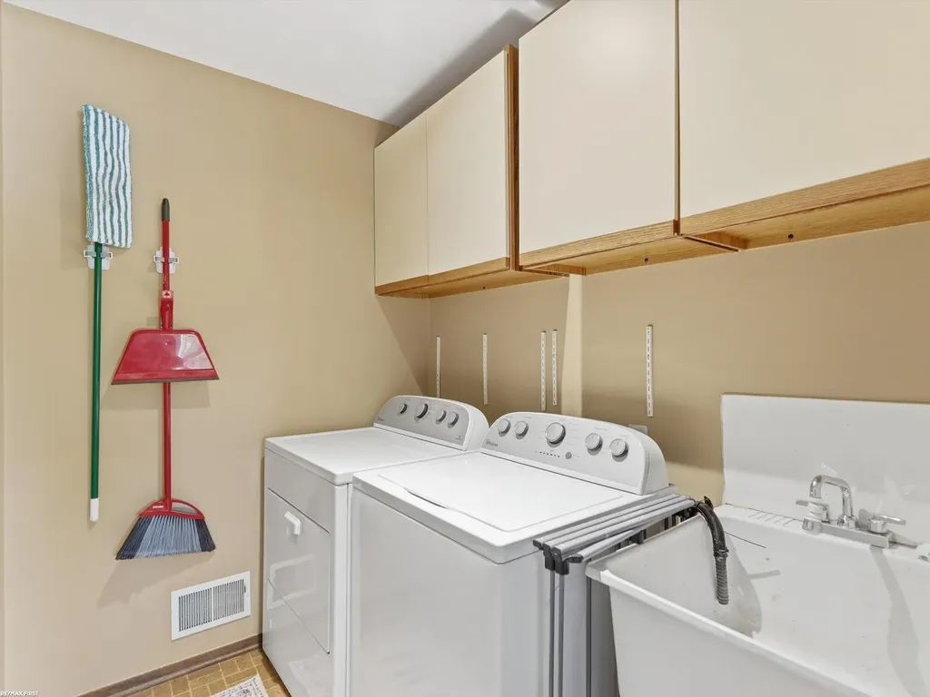 2250 Highsplint Drive Rochester Hills City MI 48307