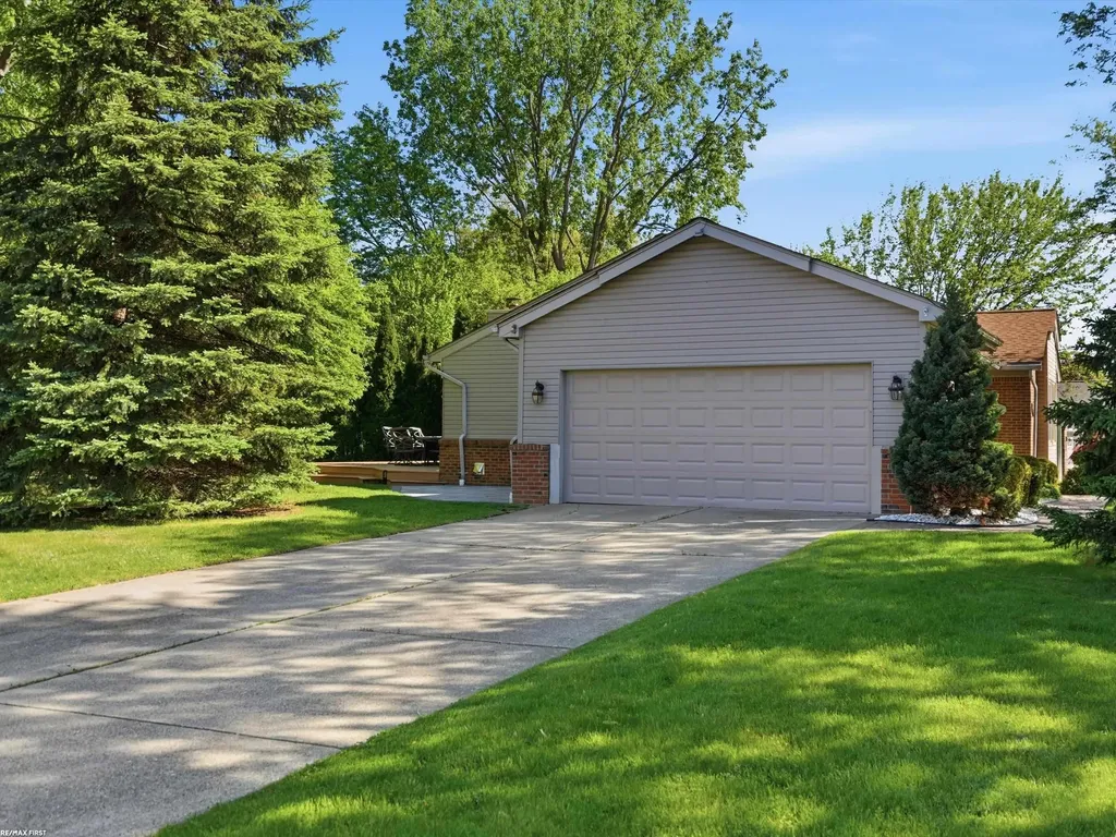 2250 Highsplint Drive Rochester Hills City MI 48307