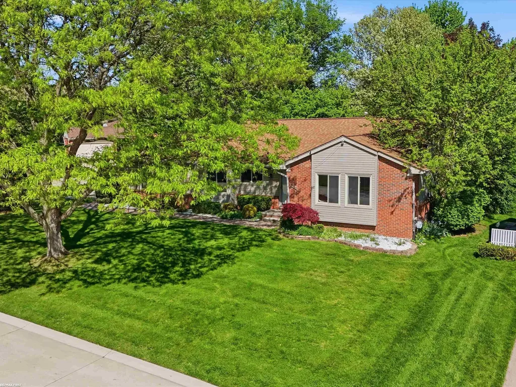 2250 Highsplint Drive Rochester Hills City MI 48307