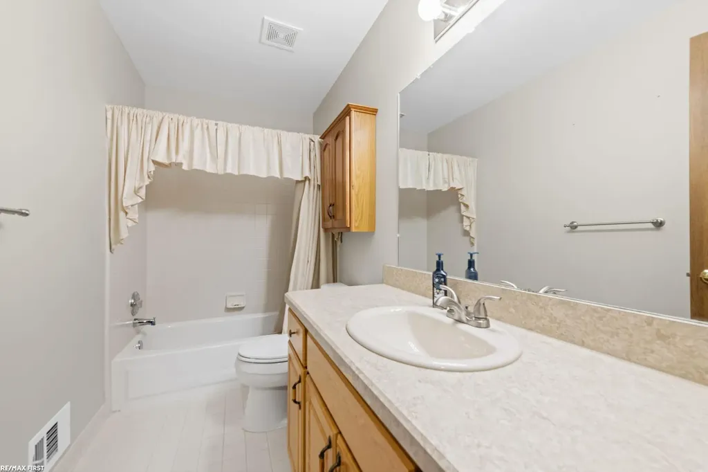 20070 Ridgeway Court Clinton Charter Township MI 48038