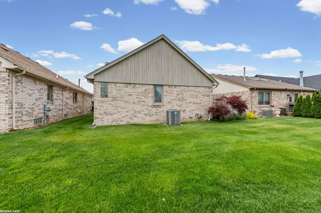 20070 Ridgeway Court Clinton Charter Township MI 48038