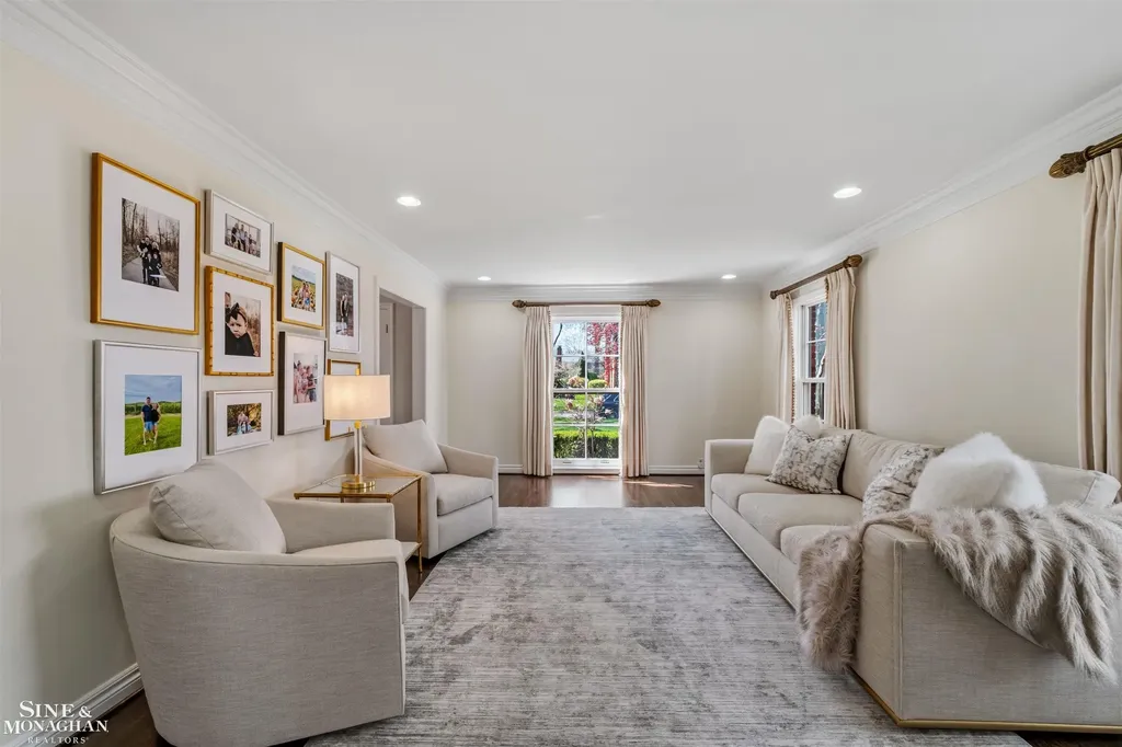 578 Heather Lane Grosse Pointe Woods City MI 48236