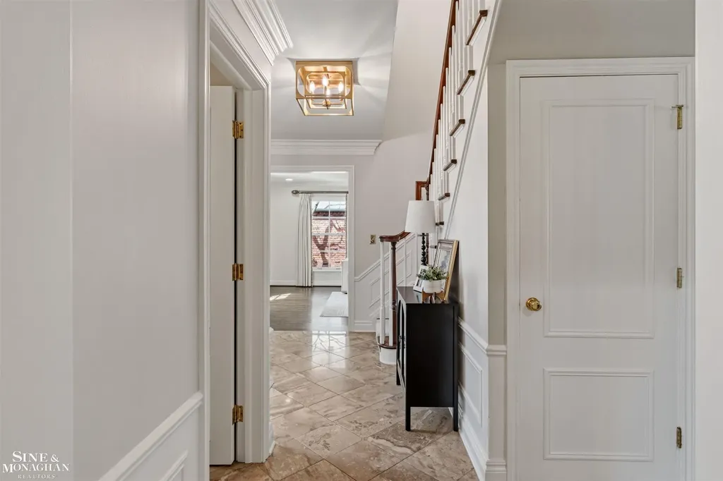 578 Heather Lane Grosse Pointe Woods City MI 48236