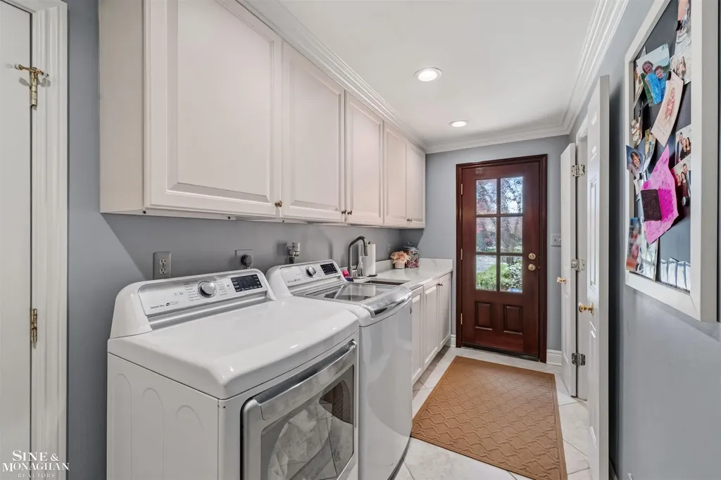 578 Heather Lane Grosse Pointe Woods City MI 48236