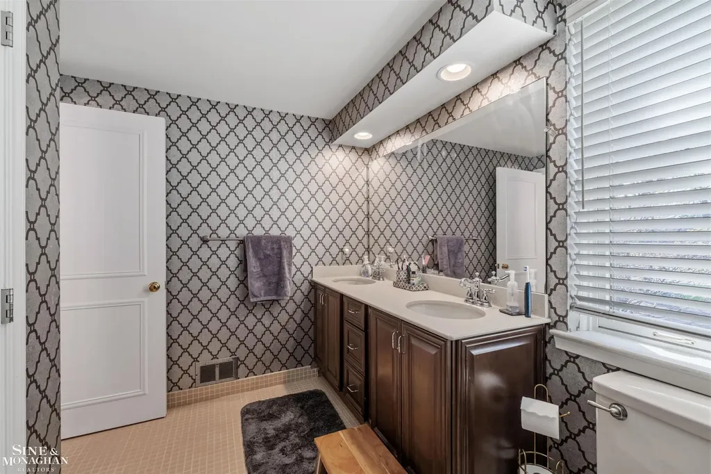 578 Heather Lane Grosse Pointe Woods City MI 48236