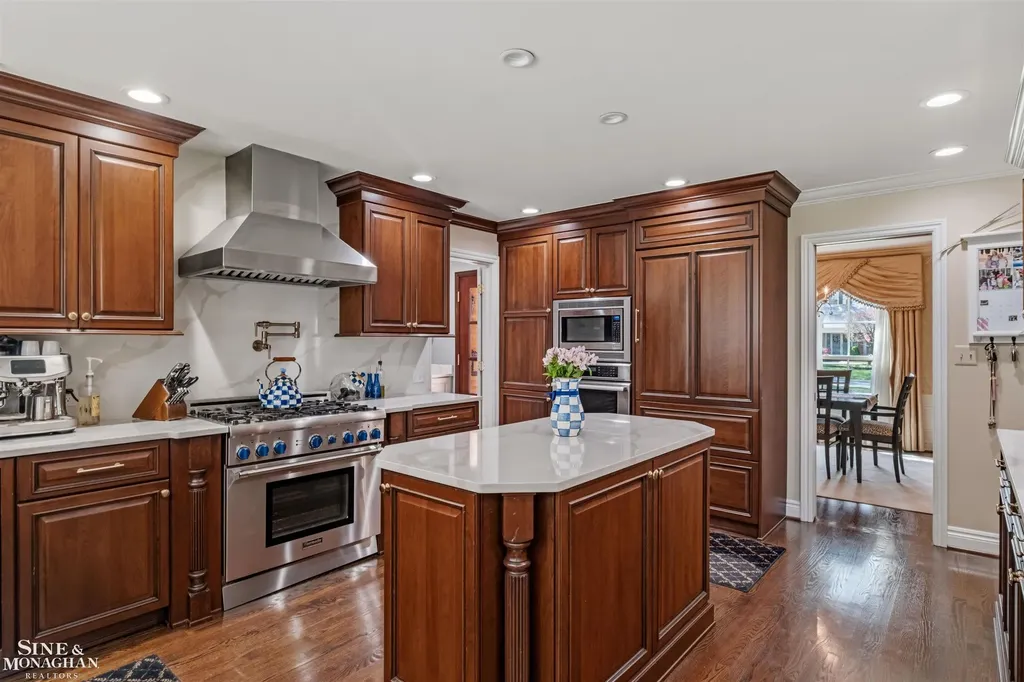 578 Heather Lane Grosse Pointe Woods City MI 48236