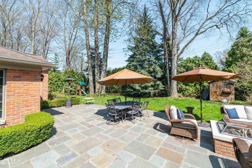 578 Heather Lane Grosse Pointe Woods City MI 48236