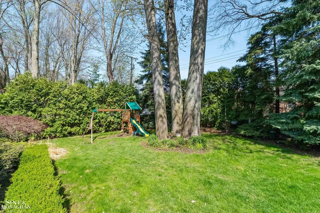 578 Heather Lane Grosse Pointe Woods City MI 48236