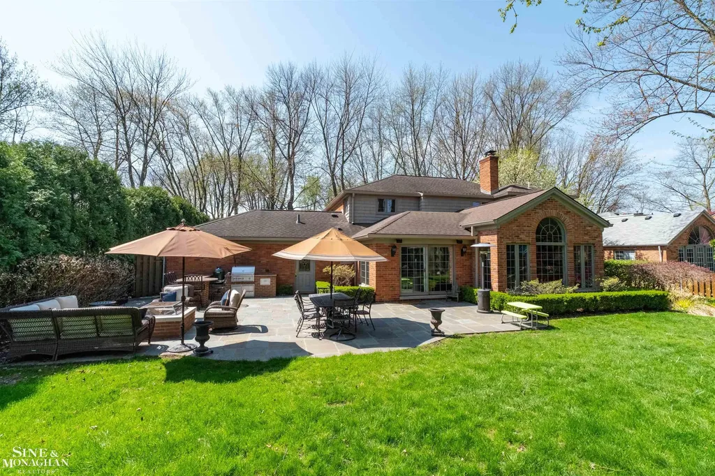 578 Heather Lane Grosse Pointe Woods City MI 48236
