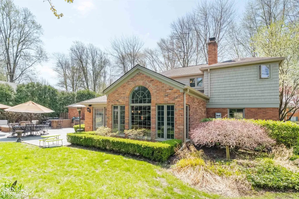 578 Heather Lane Grosse Pointe Woods City MI 48236