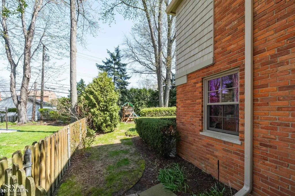 578 Heather Lane Grosse Pointe Woods City MI 48236