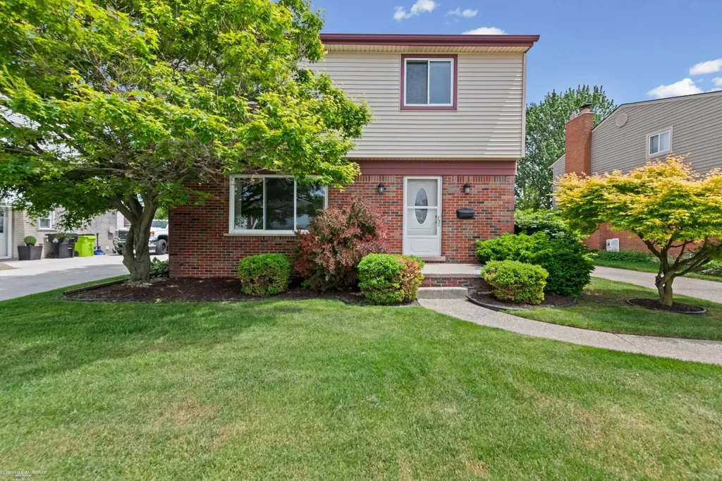 28070 Garfield Street Roseville City MI 48066