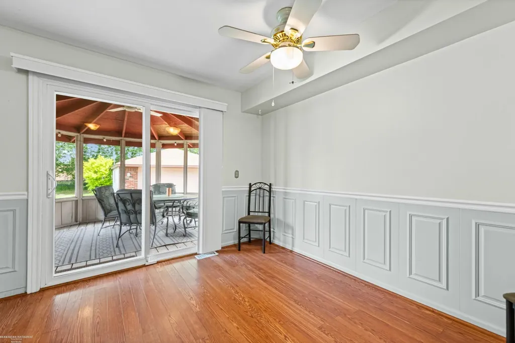 28070 Garfield Street Roseville City MI 48066