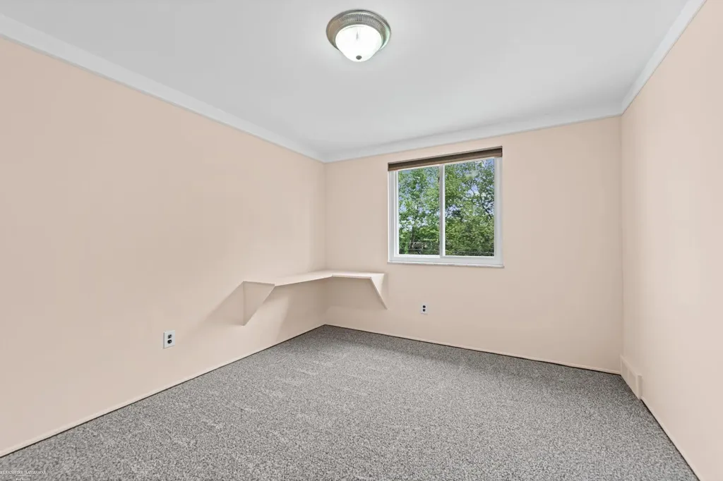 28070 Garfield Street Roseville City MI 48066