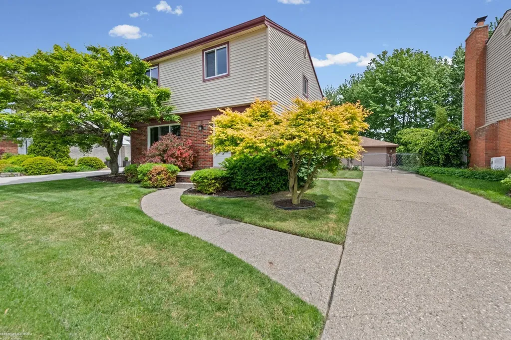 28070 Garfield Street Roseville City MI 48066