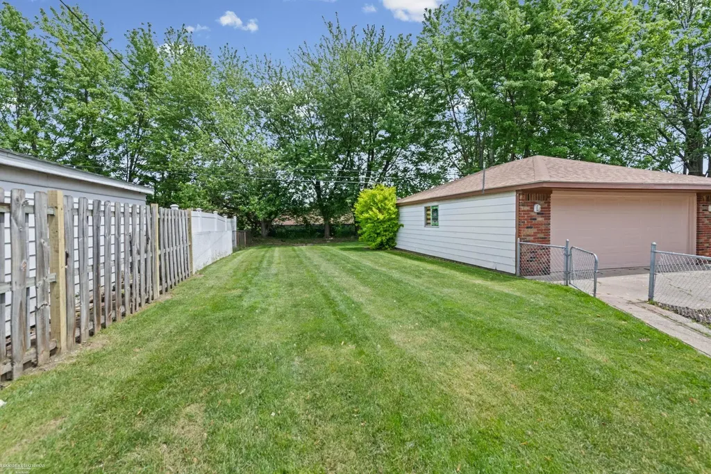 28070 Garfield Street Roseville City MI 48066