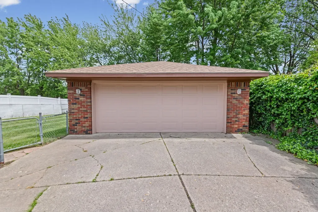 28070 Garfield Street Roseville City MI 48066