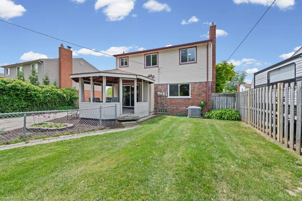 28070 Garfield Street Roseville City MI 48066