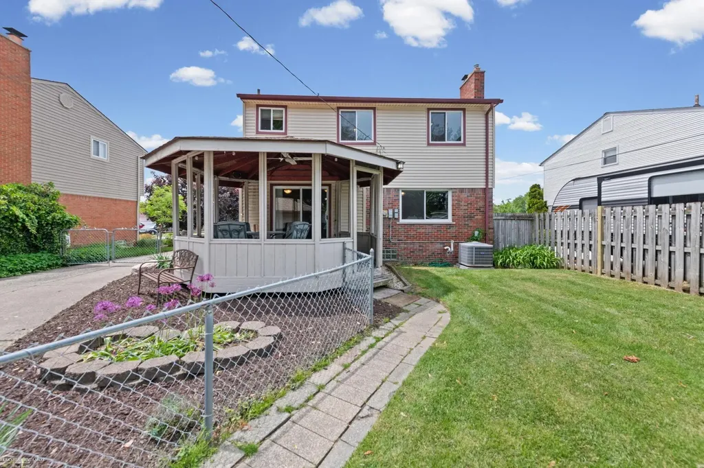 28070 Garfield Street Roseville City MI 48066