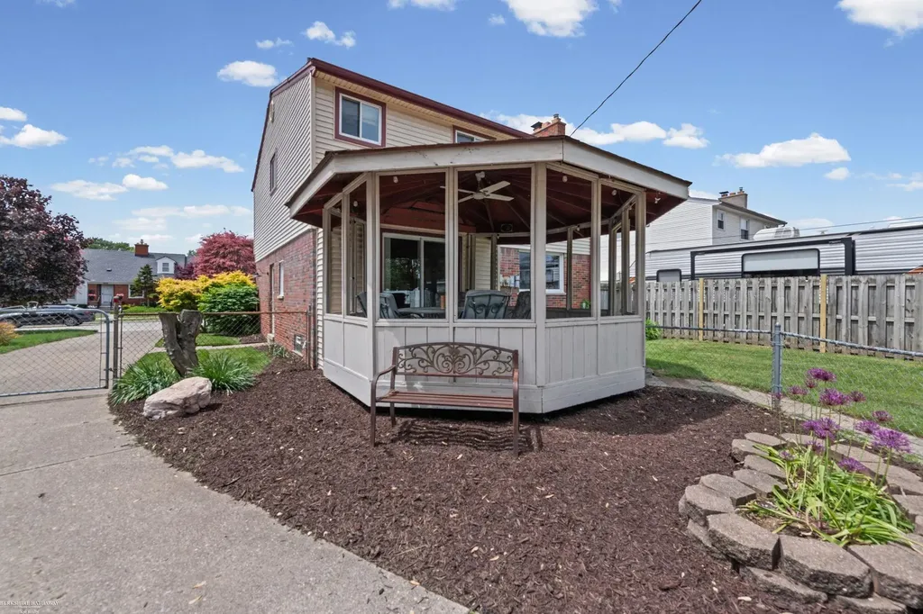 28070 Garfield Street Roseville City MI 48066