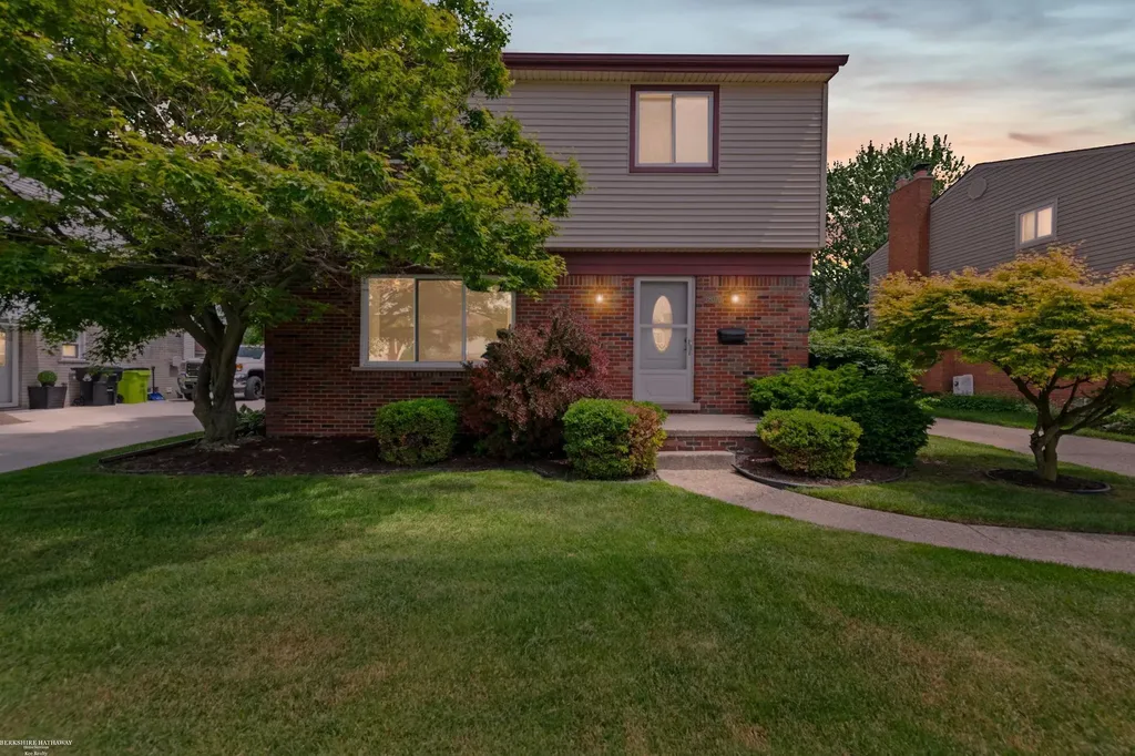 28070 Garfield Street Roseville City MI 48066