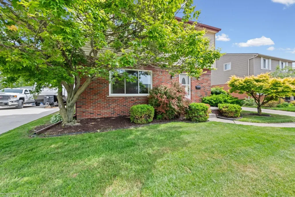 28070 Garfield Street Roseville City MI 48066