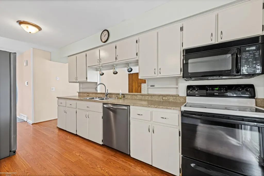 28070 Garfield Street Roseville City MI 48066