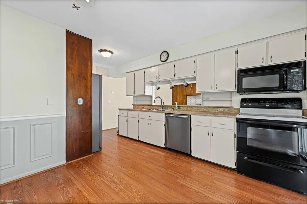28070 Garfield Street Roseville City MI 48066